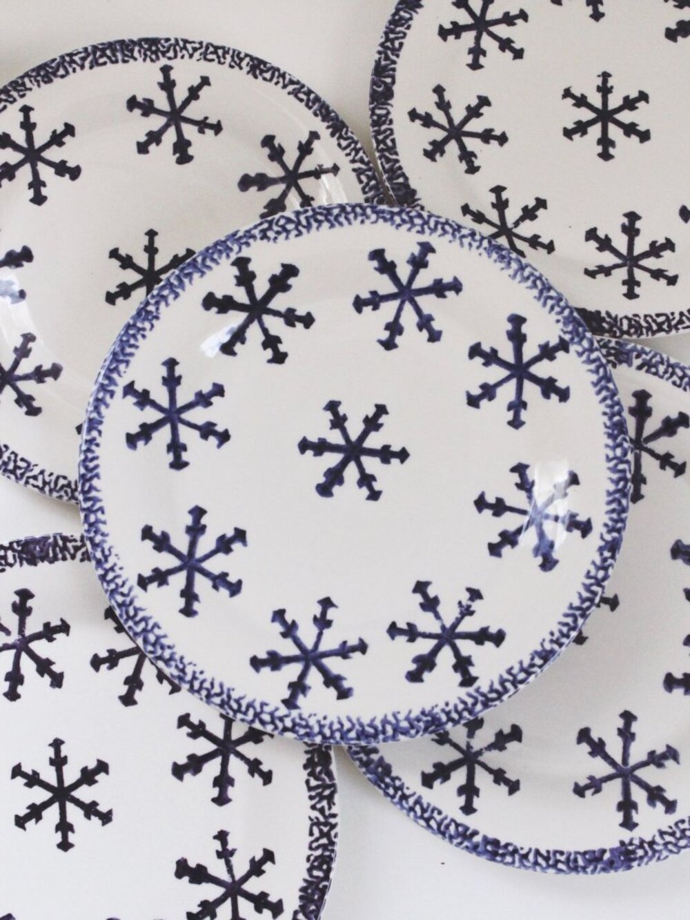 Vintage Holiday Snowflake Pattern Ceramic Dinner Plates Gibson Set Of 8 Blue Whi - Picture 1 of 7